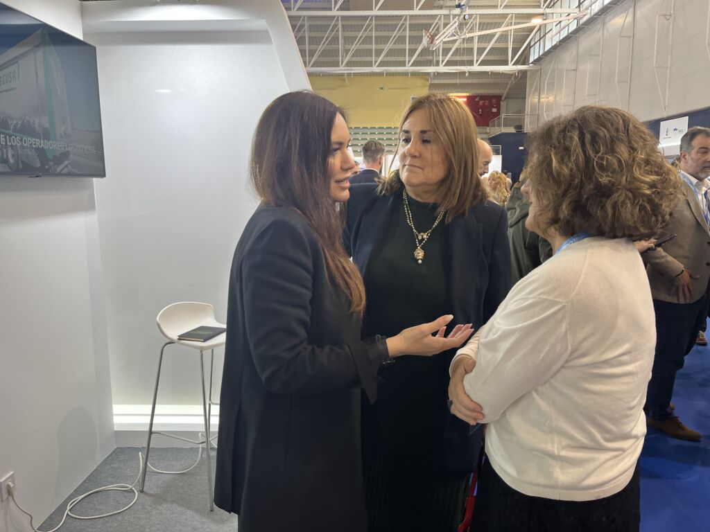Helena en stand con autoridades